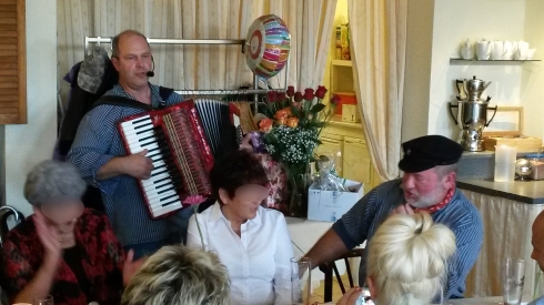 {short description of image}